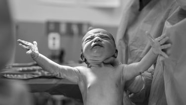 Baby die geboren wordt tijdens natuurlijke bevalling