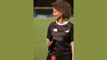Lonneke (44) doorbreekt als voorzitter van de voetbalclub een mannenbolwerk: ‘Ik hoorde: wat doet dat wijf daar op het podium?’