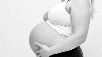 Zwangere vrouw die benieuwd is naar dit baby in de buik filmpje