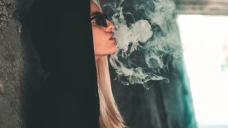 meisje roken drugs paddo's wiet