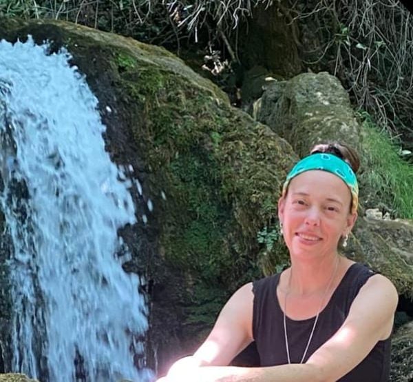 Linda (46) is pleegouder: ‘Van dof en verdrietig naar pretlichtjes in de ogen van een kind, dáár doen we het voor’