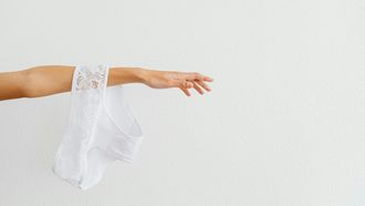 Gigi (35): ‘Ik betrapte mijn schoonvader terwijl hij aan mijn onderbroek rook’