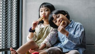 Eliminatiedieet / Jongen en meisje eten ijsje