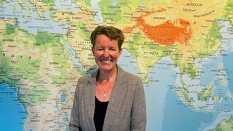 Dr. Leandra Lok is onderwijskundige en heeft ruime ervaring als docent in zowel Nederland als in het internationale onderwijs.
