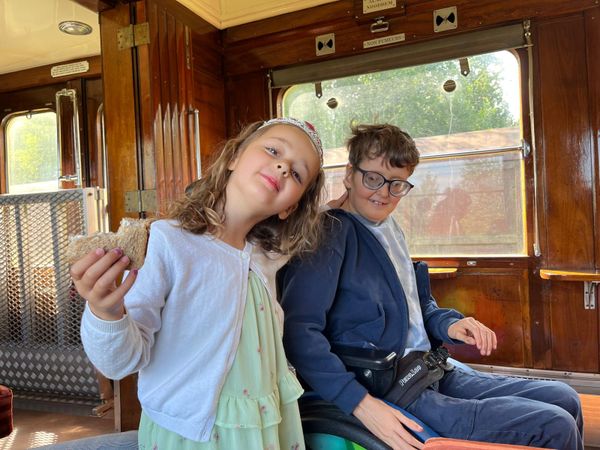 Dessies dochter (5) is jonge mantelzorger voor haar broer: ‘Ik vind het moeilijk dat ik haar niet de zorgeloosheid kan bieden die ik voor ogen had’