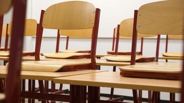 stoelen op tafels in een klaslokaal wanneer middelbare scholen later beginnen
