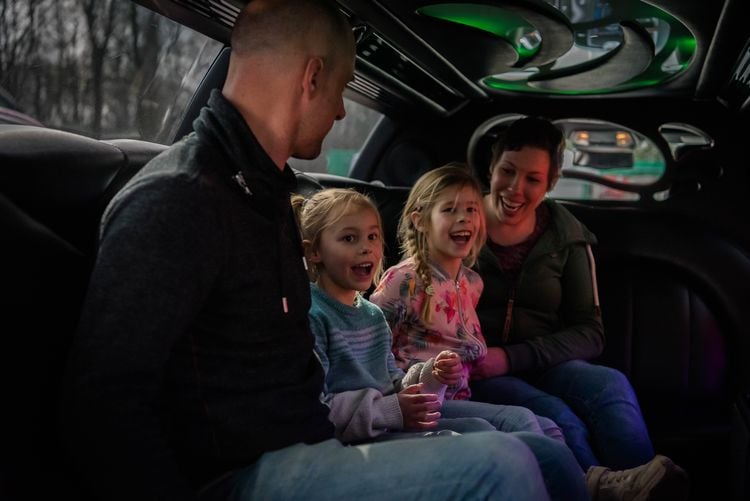 Marloes met haar man Remon en hun dochters Mila en Evi tijdens de Opkikkerdag