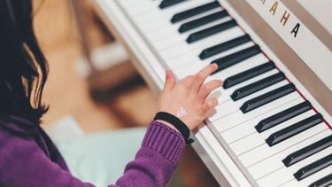 muziek maken / meisje speelt piano