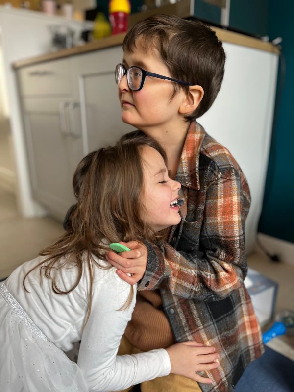 Dessies dochter (5) is jonge mantelzorger voor haar broer: ‘Ik vind het moeilijk dat ik haar niet de zorgeloosheid kan bieden die ik voor ogen had’