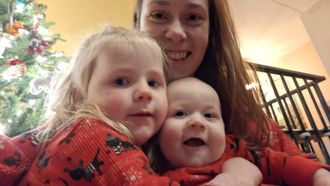 Vrouw met twee jonge kinderen