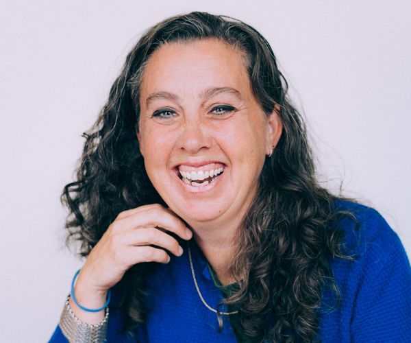 Clarine Corstens is GZ-psycholoog, systeemtherapeut i.o. en gespecialiseerd in het begeleiden van ouders van jongeren met een eetstoornis.