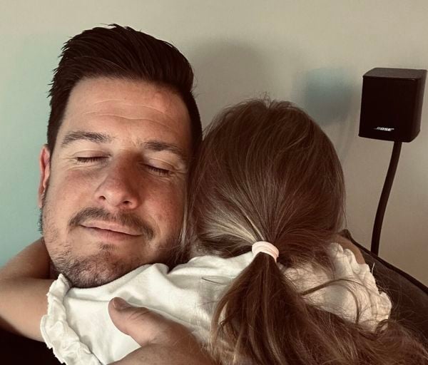 Vader (42) over twijfels en onzekerheid: ‘Mijn verleden maakt me soms extra bang het fout te doen’