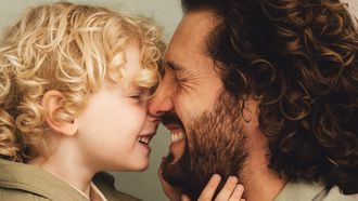 Diego González-Clark (34) is alleenstaande adoptievader: ‘Toen ik officieel het gezag kreeg, durfde ik te voelen: nu ben ik echt je vader’