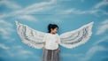 Een kind draagt engeltjes vleugels: thuis vertonen ze opstandig gedrag maar elders niet