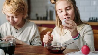 natuurlijke verf paaseieren