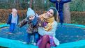 Laura van heuven met haar kinderen op een trampoline na een tantrum