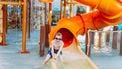 jongen in waterpark