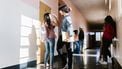 tieners naar school