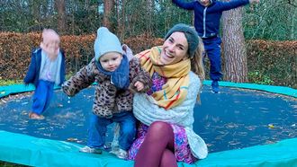 Laura van heuven met haar kinderen op een trampoline na een tantrum