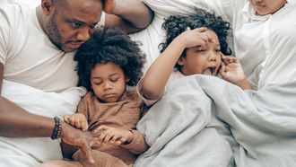 Ouders met kinderen in bed, die niet in hun eigen bed willen slapen