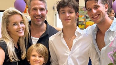 Chantal deelt eerbetoon docenten zoon op diplomauitreiking