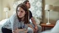 Stelletje dat ruzie maakt in de slaapkamer en klaar is voor een relatie time-out