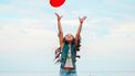 meisje speelt met ballon en doet wat ze wil