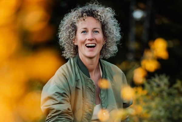 Lonneke (44) betaalt haar kinderen voor een zomer zonder telefoon: ‘Ze worden vrolijker en nemen meer initiatief’