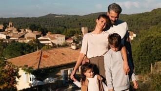 Man, vrouw en twee kinderen in Zuid-Frankrijk