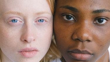 Een wit meisje en zwart meisje dat samen tegen racisme strijden