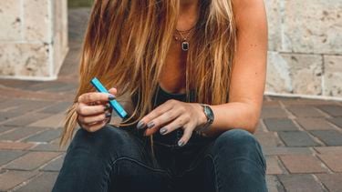 Opvoedexpert Kina betrapt haar dochter (14) op vapen: ‘Zelf probeerde ik ook een trekje’