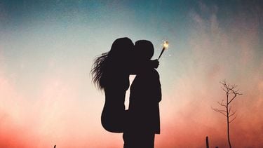 Een man en vrouw heel verliefd in hun relatie