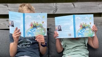 Sabine schreef een boek voor brussen: ‘Ze leren al jong dat ze niet altijd worden gezien en gehoord’