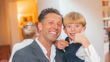 Psycholoog Mark Tichgelaar (42) zat 6 uur per dag op zijn telefoon: ‘Zelfs mijn kinderen kregen geen aandacht’